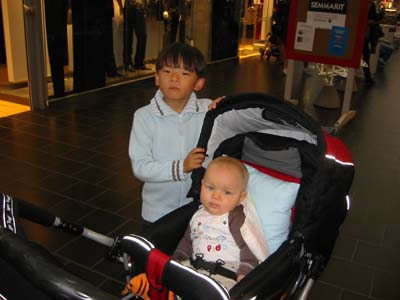 Jag och morbror Lucas är å shoppar i Sickla med mamma och mormor. 