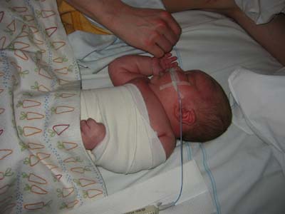 Jag 2,5 vecka gammal i mammas & pappas säng på sjukhuset, mysigt! 