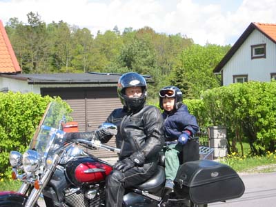 Morfar och morbror åker motorcykel 